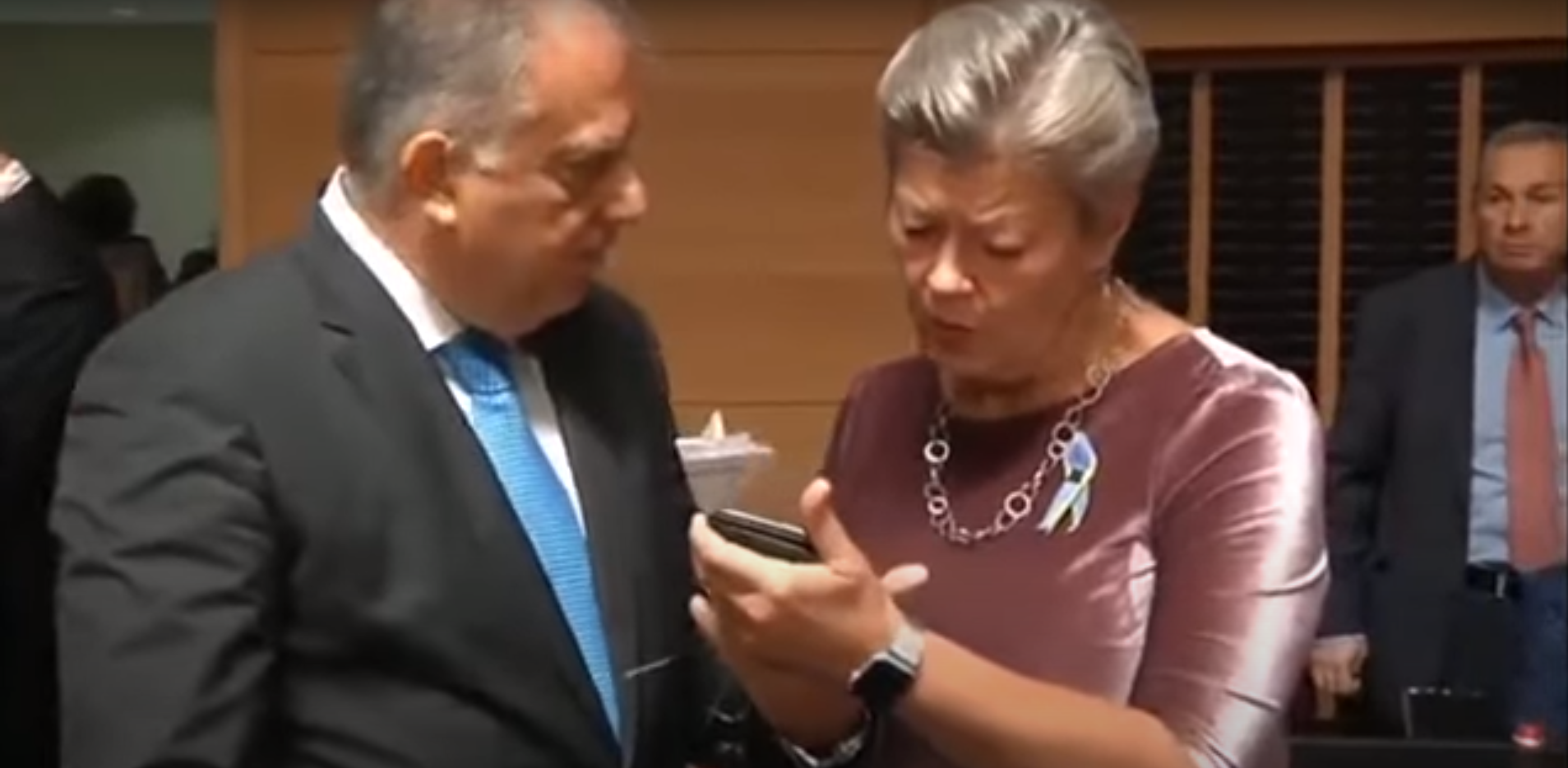 Η επιστολή Θεοδωρικάκου και η αντίδραση της Γιόχανσον όταν είδε τη φωτογραφία με τους γυμνούς μετανάστες στον Έβρο