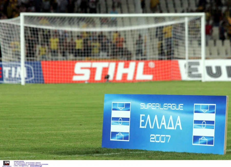Super League: «Μοίρασε» πρόστιμα η αθλητική δικαστής