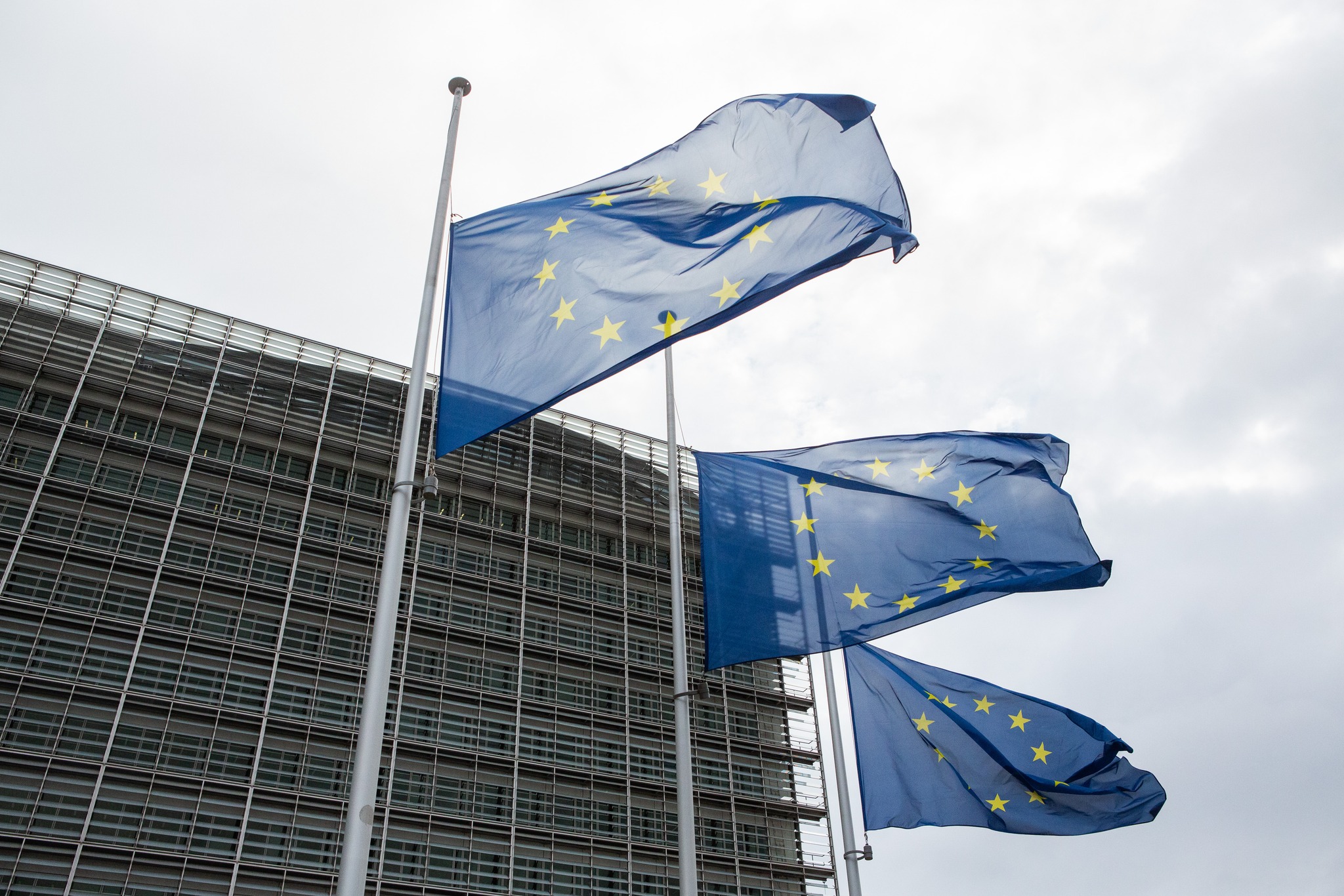 Η Κομισιόν ενέκρινε ελληνικό πρόγραμμα ύψους 800 εκατ. ευρώ για την ενεργειακή στήριξη μικρομεσαίων επιχειρήσεων