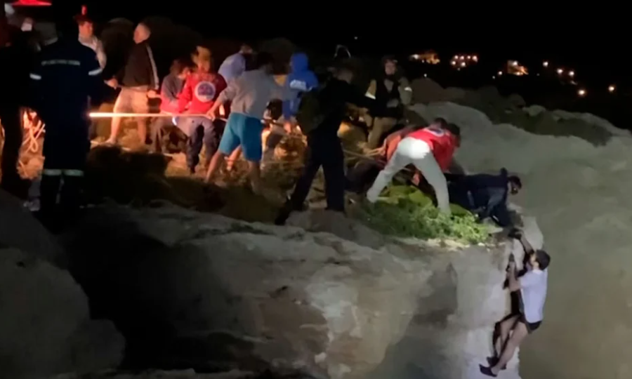 Διπλή τραγωδία στο Αιγαίο: 16 γυναίκες νεκρές στο ναυάγιο με μετανάστες στη Λέσβο – Δύο σοροί στα Κύθηρα (vids)
