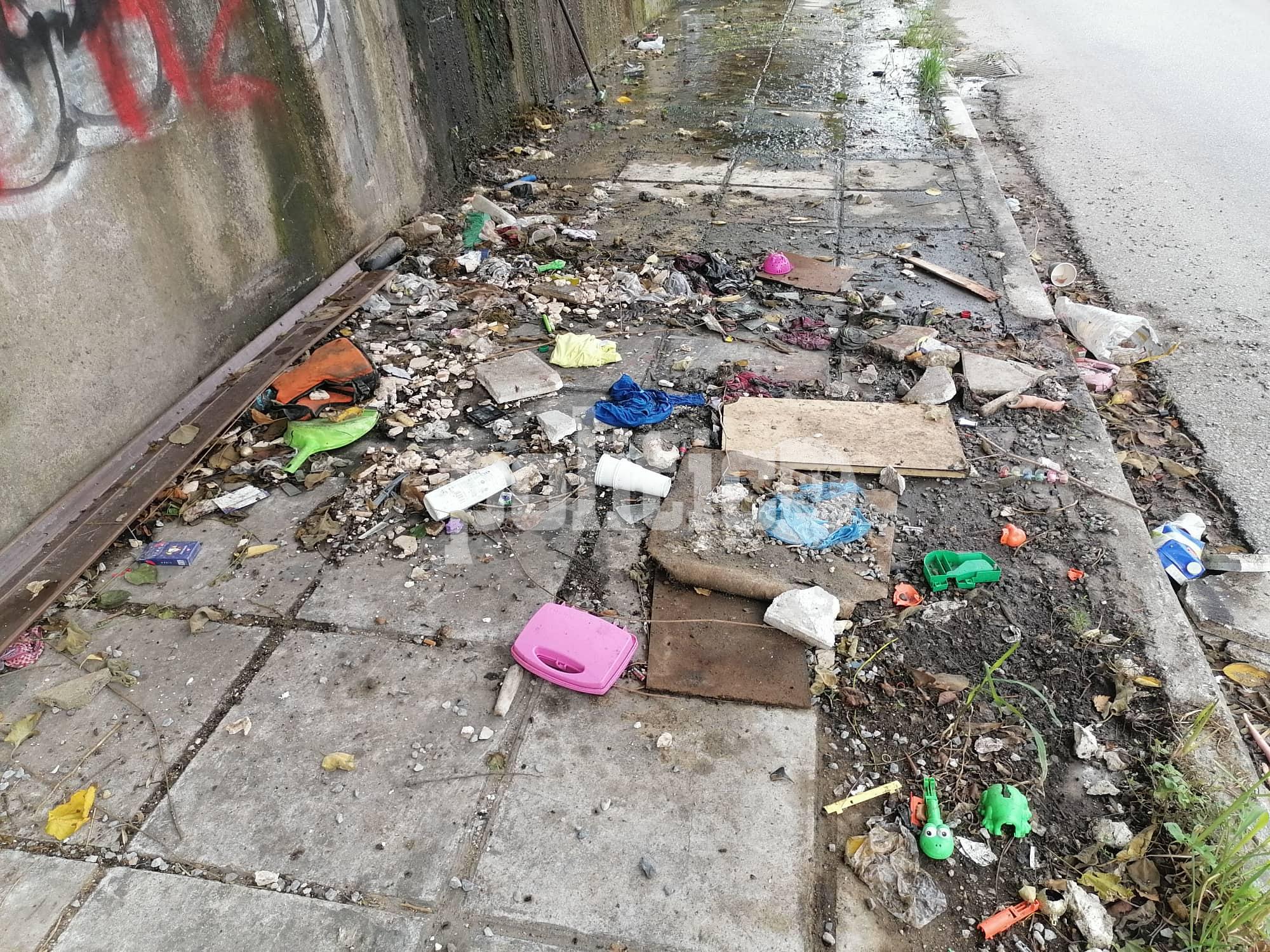 Θεσσαλονίκη: Εικόνες ντροπής στο πεζοδρόμιο στη Λεωφόρο Δενδροποτάμου (vid)