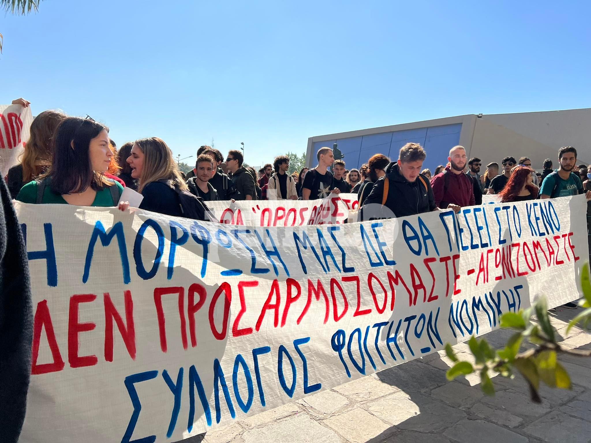 ΑΠΘ: Έξω από το γραφείο του πρύτανη οι φοιτητές μετά την πτώση 19χρονου από τον τρίτο (pics & vids)