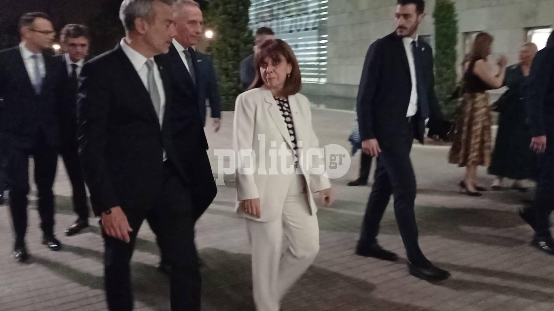 Θεσσαλονίκη: Διαμαρτυρία υγειονομικών σε αναστολή κατά την άφιξη της Κ. Σακελλαροπούλου στο Δημαρχιακό Μέγαρο