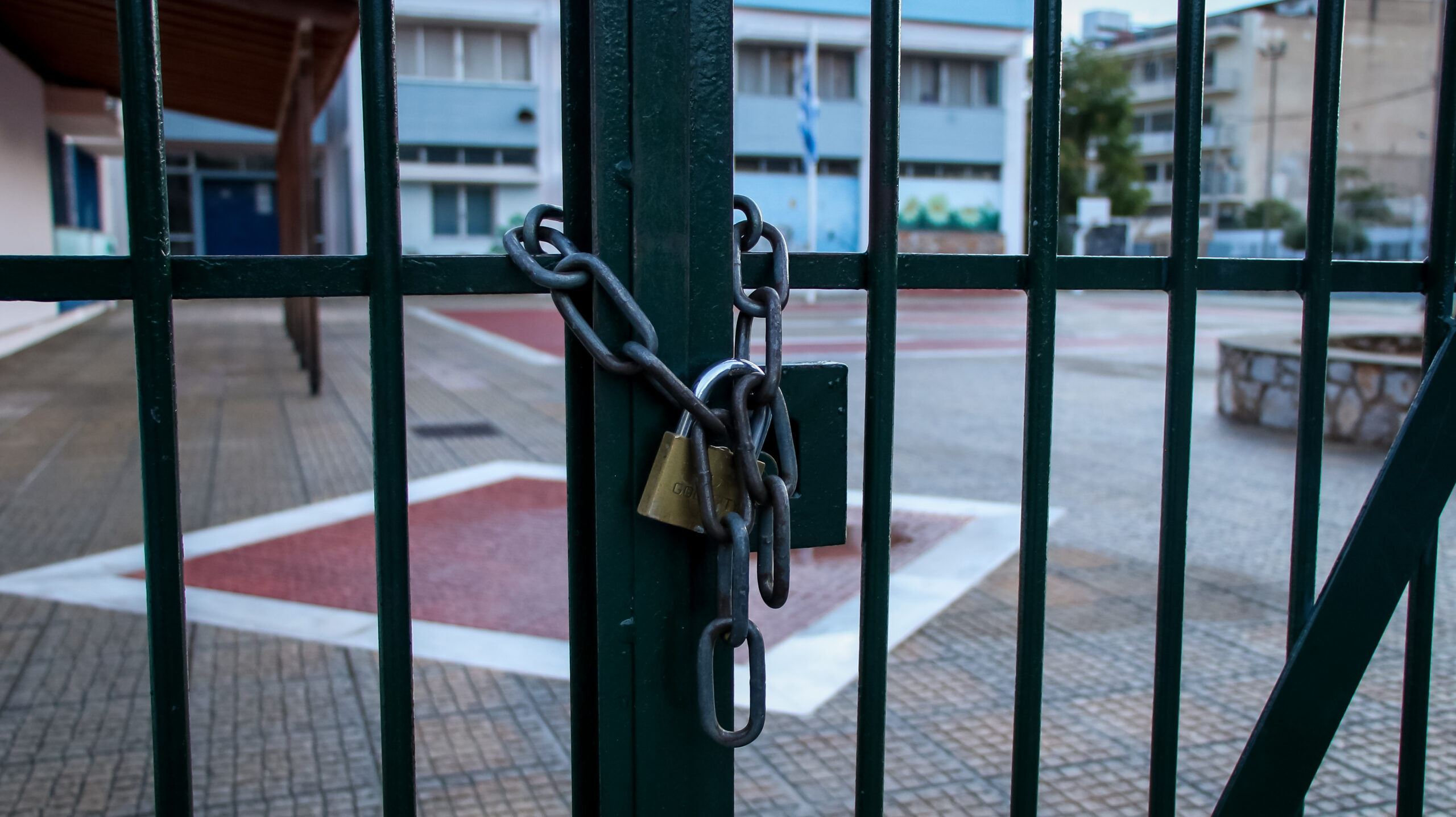 Τρίκαλα: Πατέρας εξαγριώθηκε που η κόρη του δεν θα είναι σημαιοφόρος στην παρέλαση και άρπαξε από τον λαιμό τον διευθυντή του σχολείου