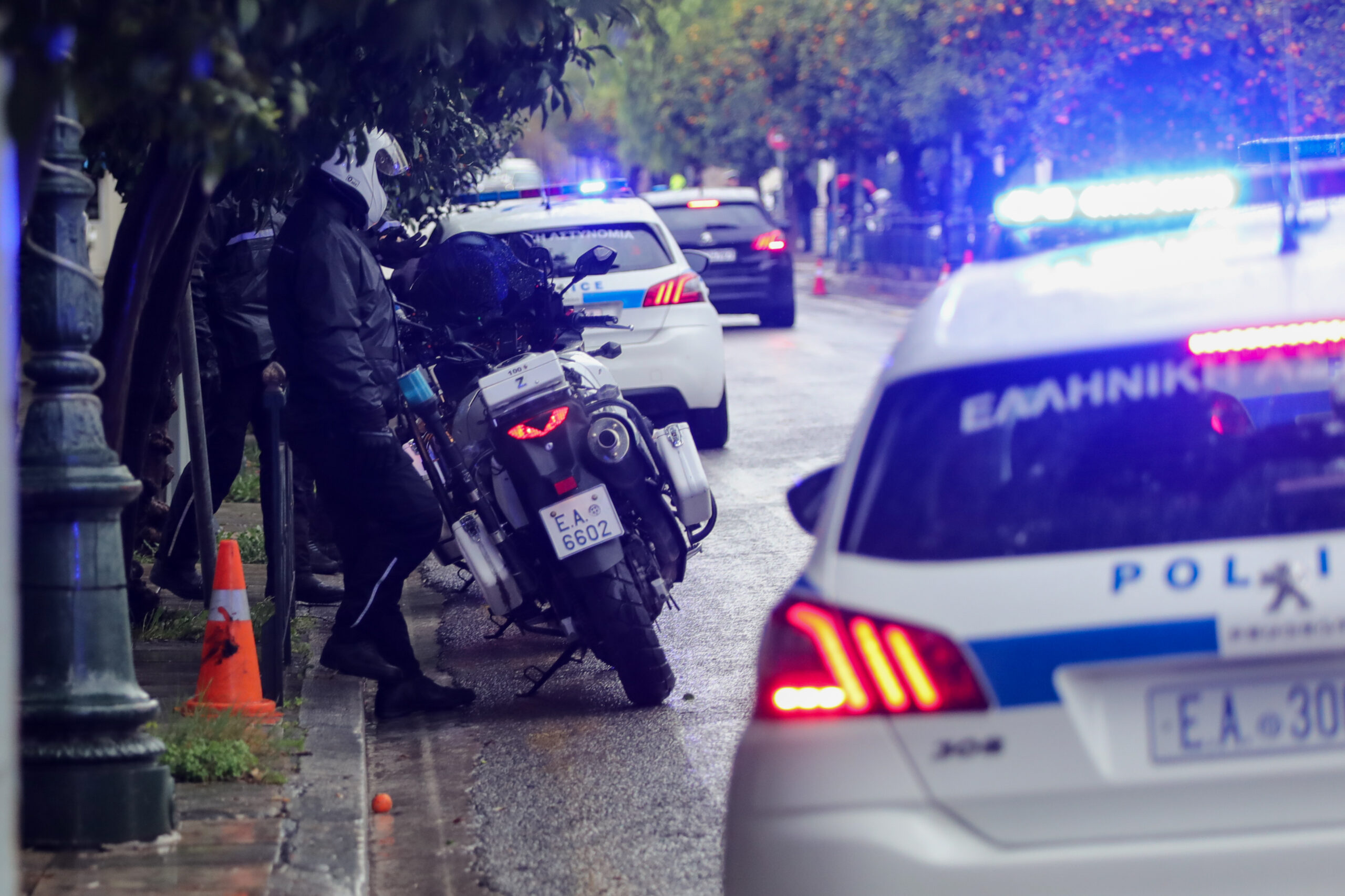 Ζάκυνθος: Αστυνομικός απεγκλώβισε βρέφος μέσα από αυτοκίνητο