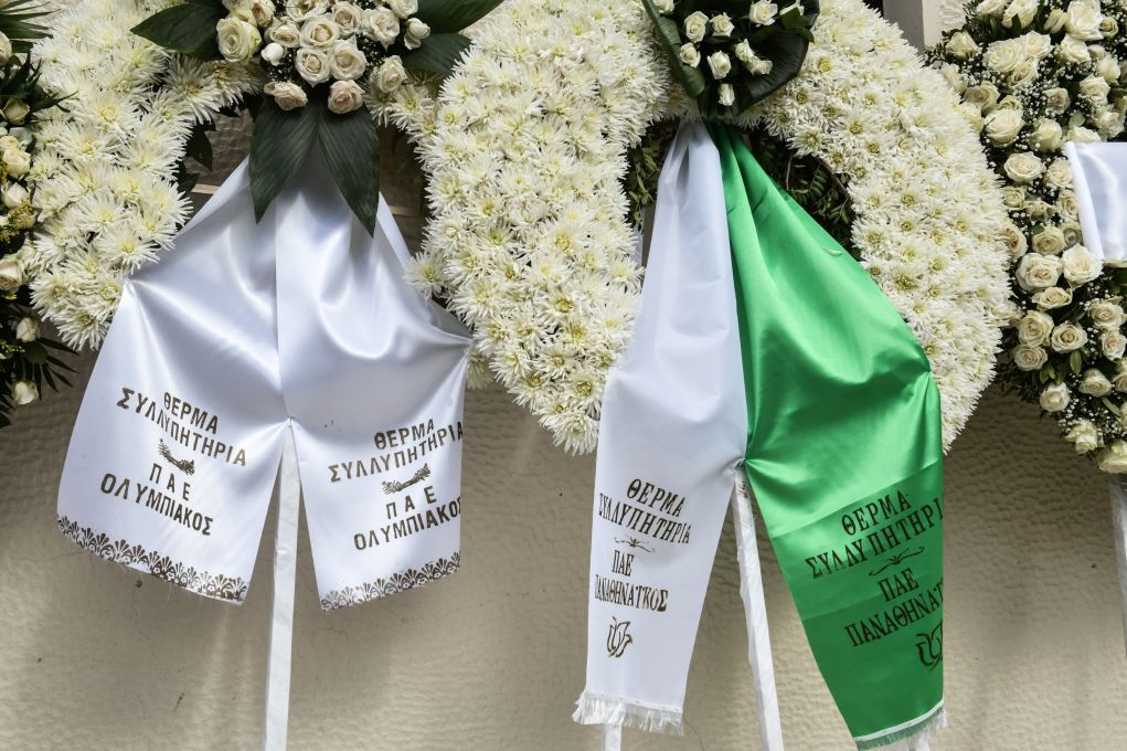 Σε εξέλιξη η κηδεία του Σταμάτη Κόκοτα