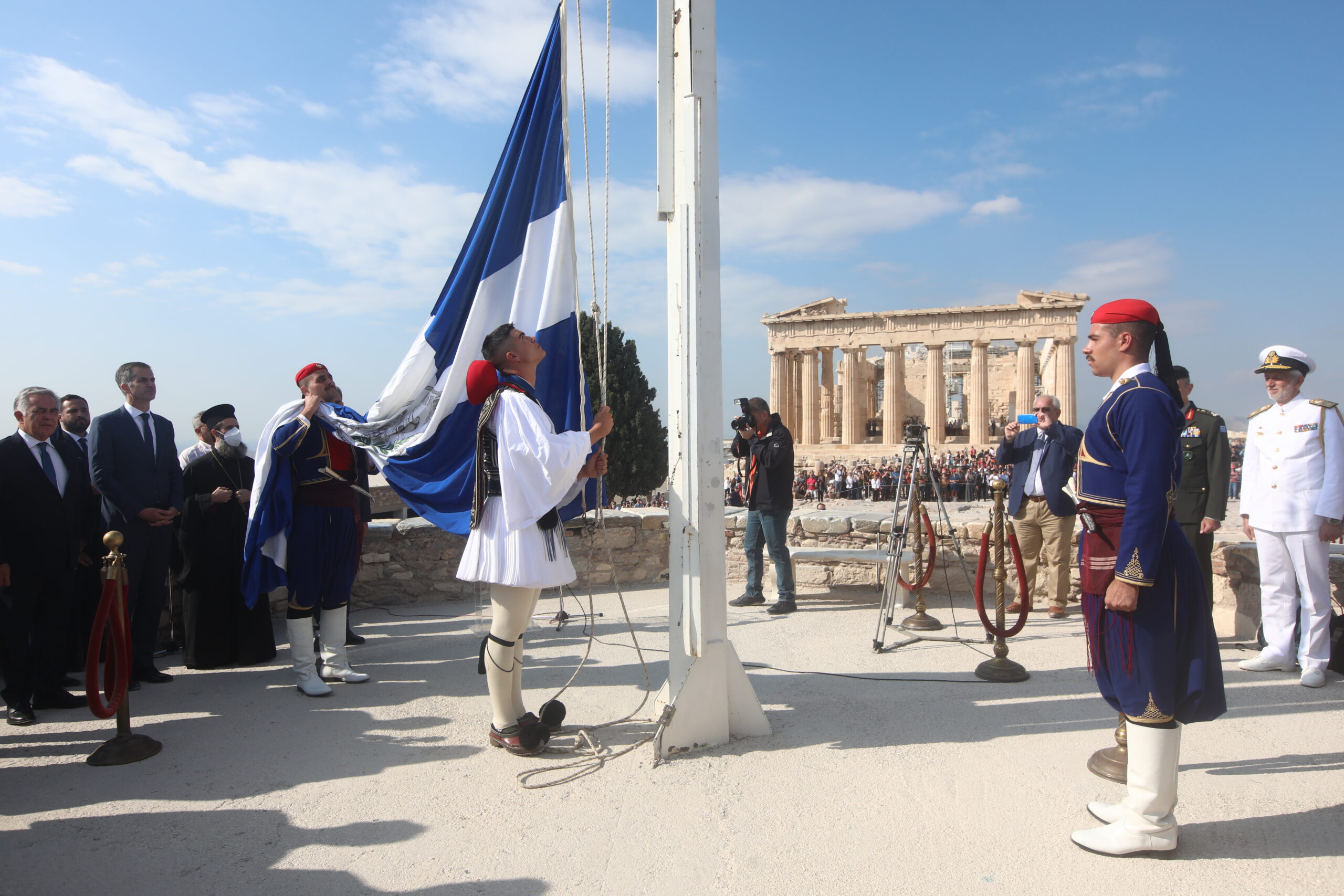 78 χρόνια από την απελευθέρωση της Αθήνας: Επετειακή έπαρση της σημαίας στον Ιερό βράχο της Ακρόπολης