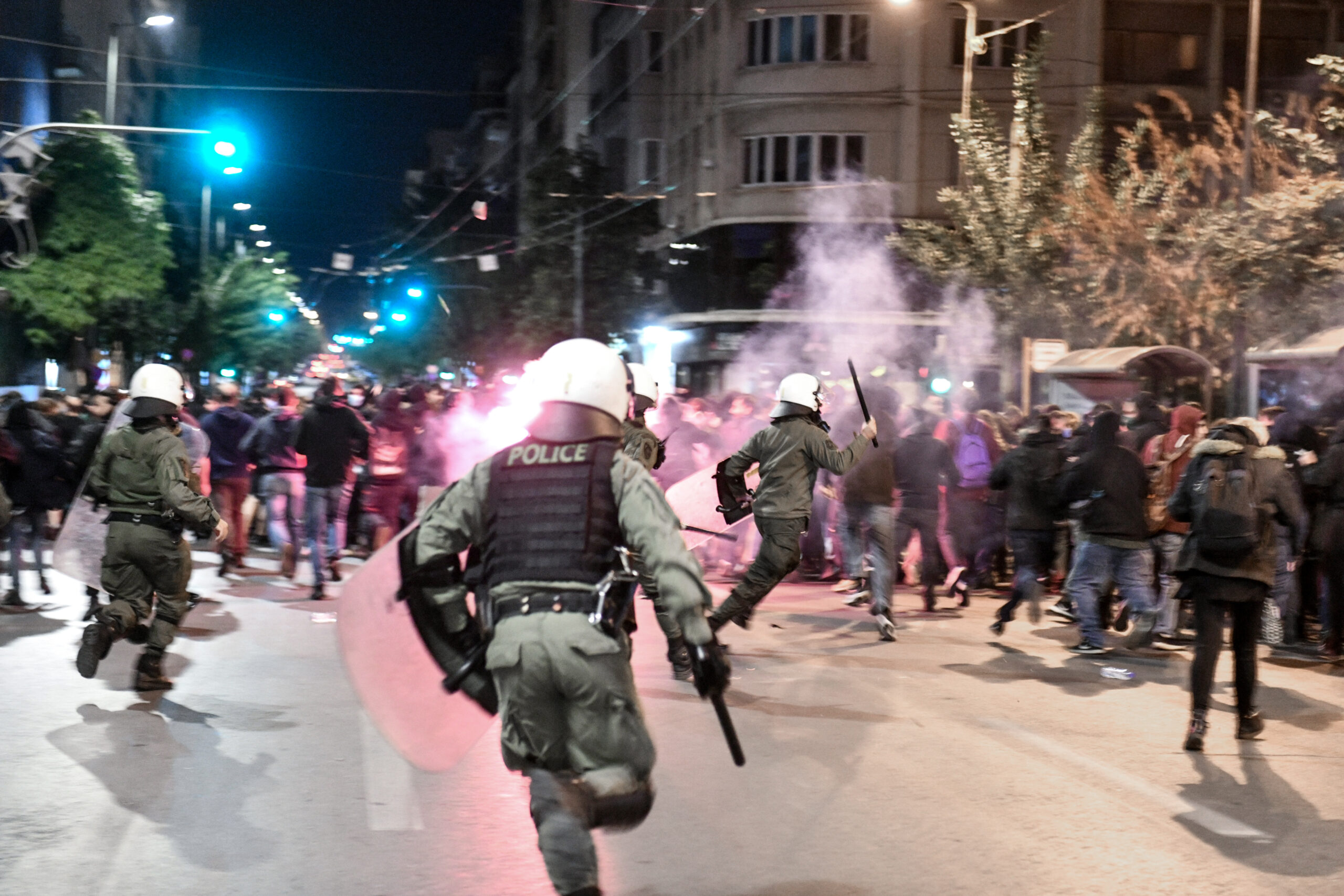Αθήνα: Πέτρες και μολότοφ στην πορεία για τον βιασμό 19χρονης από αστυνομικούς του ΑΤ Ομόνοιας (pics & vids)