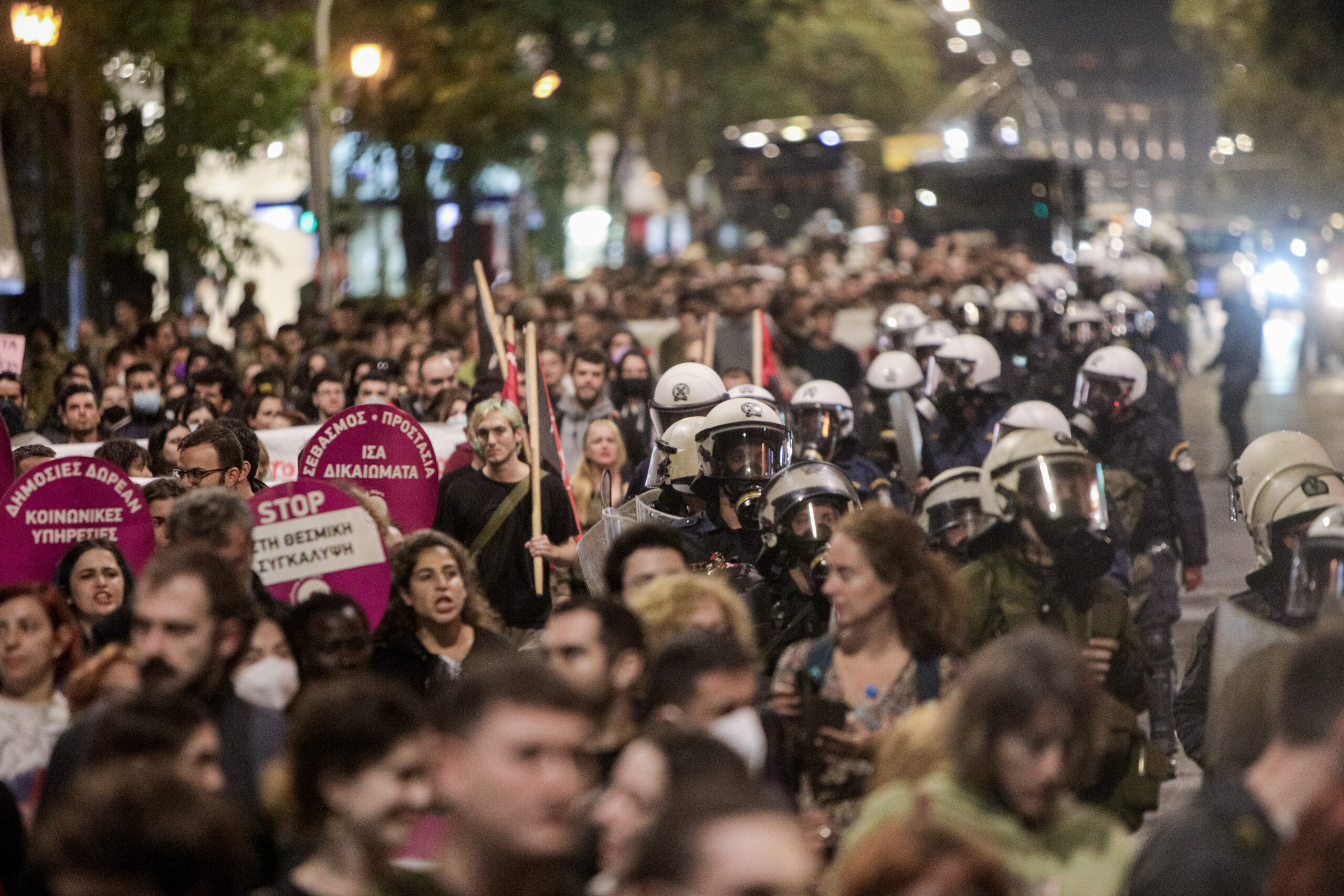 Επεισόδια μετά από πορεία για τον βιασμό της 19χρονης στο ΑΤ Ομόνοιας
