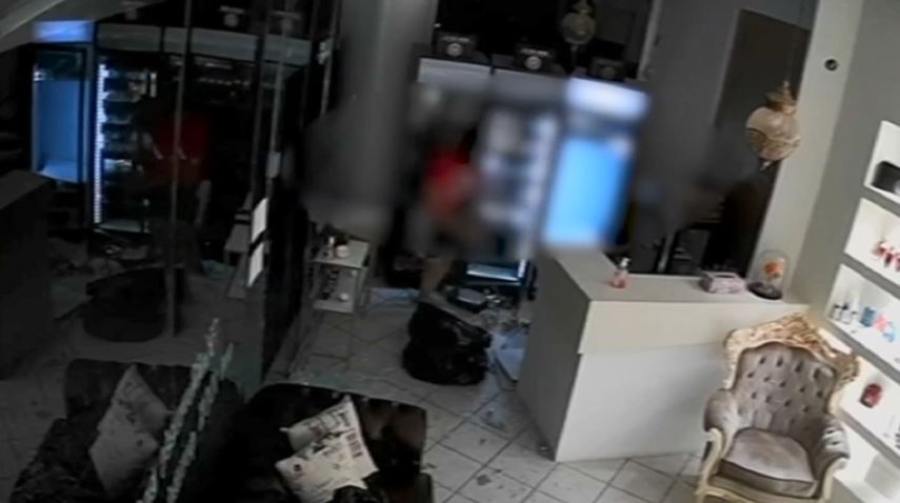 Συνελήφθη στενή συνεργάτης της Δήμητρας Κατσαφάδου: Οργάνωσε και συμμετείχε στην κλοπή στο μαγαζί της (vid)