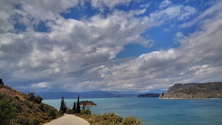 Ισχυρές κατά τόπους βροχές και καταιγίδες αναμένονται από τις πρώτες πρωινές αύριο, με πτώση της θερμοκρασίας