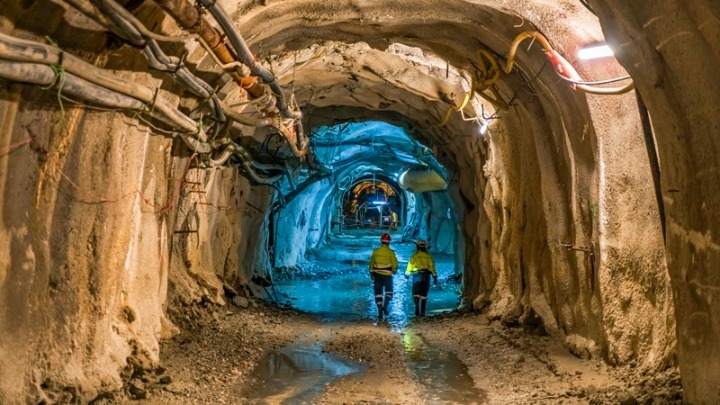 Φωκίδα: Ένας νεκρός και δύο εγκλωβισμένοι στην κεντρική στοά των μεταλλείων Βωξίτη