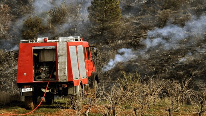 Ασπρόπυργος: Υπό μερικό έλεγχο η πυρκαγιά σε χαμηλή βλάστηση στην περιοχή Κύριλλος