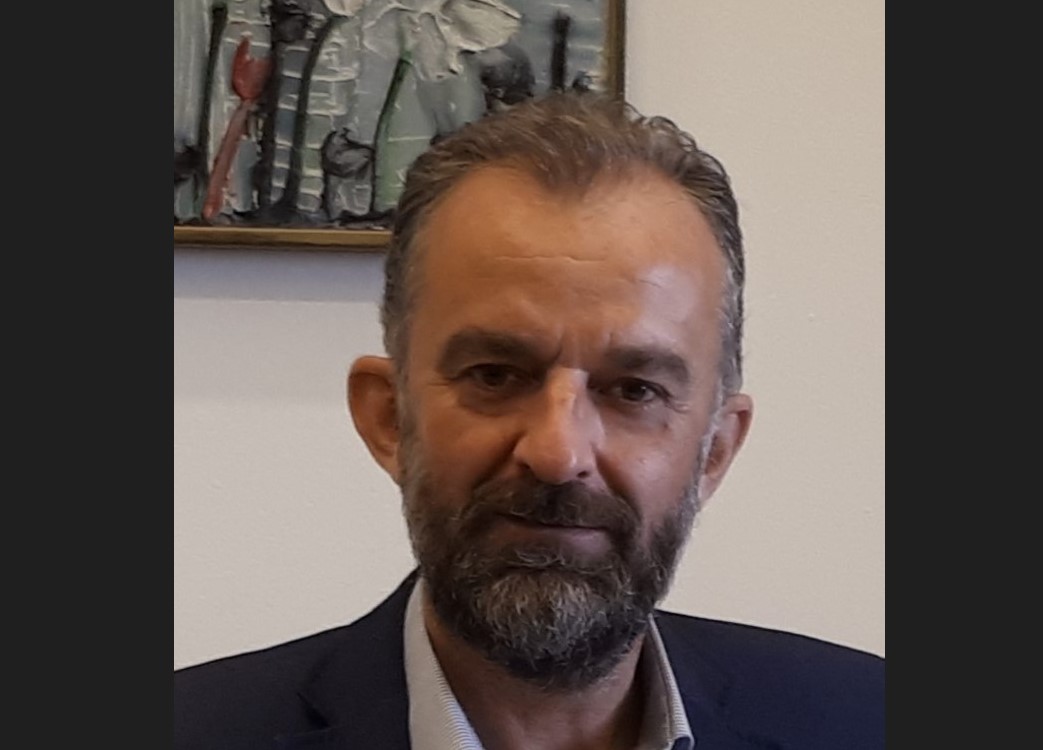 Γρηγόρης Θεοδωράκης στην Politic: «Πέπλο αυταρχισμού και προπαγάνδας από την κυβέρνηση Μητσοτάκη»