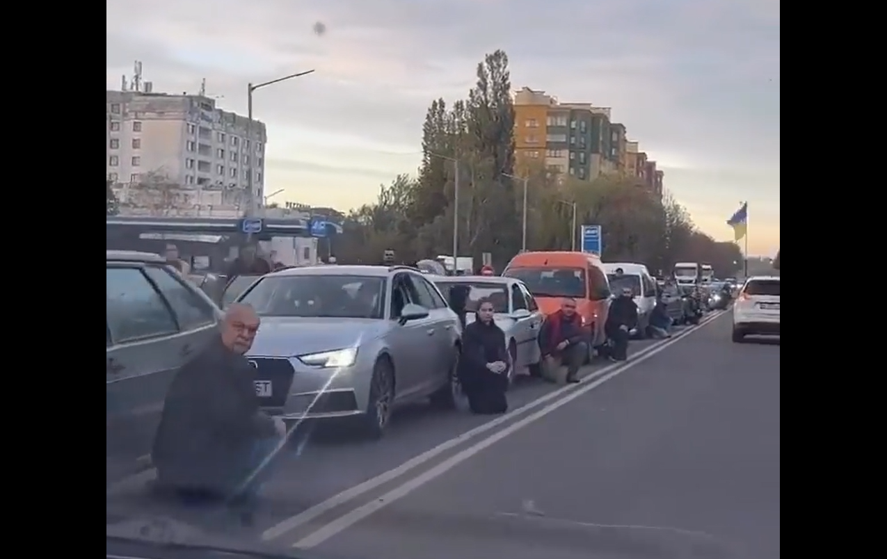 Ουκρανοί αποτίουν φόρο τιμής στους πεσόντες συμπατριώτες τους – Δείτε βίντεο