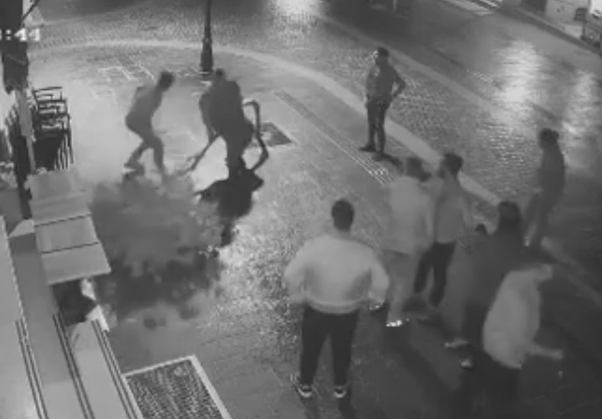 Κρήτη: Οργή για νεαρούς που καταστρέφουν δέντρο – Δείτε βίντεο