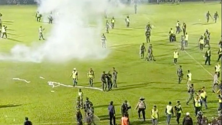 Ινδονησία: Τουλάχιστον 100 νεκροί σε επεισόδια  μετά από αγώνα – Ανάμεσά τους και παιδιά (vids)