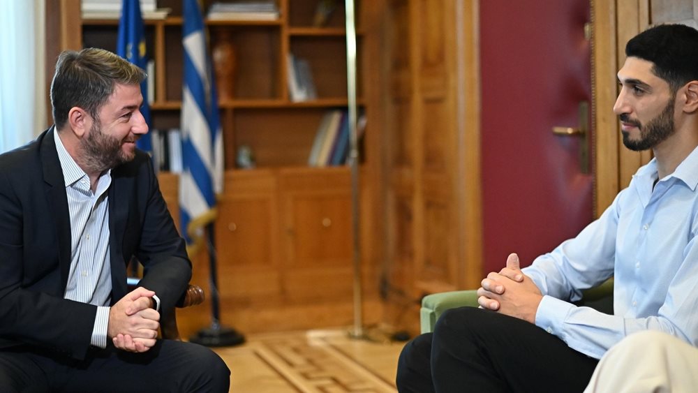 Ν. Ανδρουλάκης: «Ο σεβασμός του διεθνούς δικαίου είναι το μοναδικό μονοπάτι για το ειρηνικό μέλλον των δυο λαών» – Συνάντηση με τον τουρκικής καταγωγής παίκτη του ΝΒΑ Ε. Καντέρ