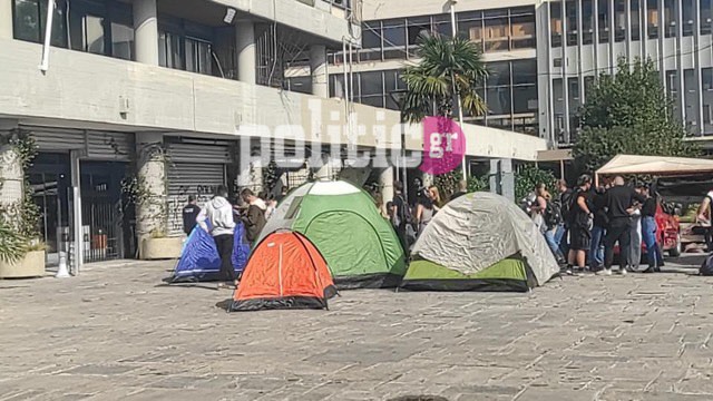 ΑΠΘ: Φοιτητές έστησαν σκηνές έξω από την Πρυτανεία – Διαμαρτύρονται για την ακρίβεια