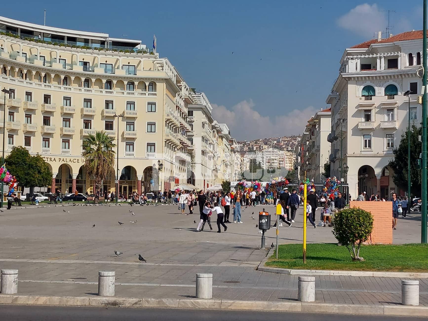 Θεσσαλονίκη: «Επετειακή επέλαση» των πολιτών στο κέντρο της πόλης (pics)