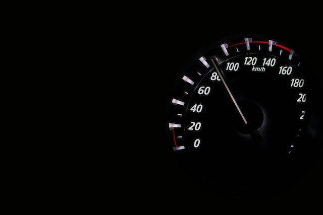 Γερμανία: Μάνα και γιος έκαναν κόντρες – Το ένα αυτοκίνητο άρπαξε φωτιά