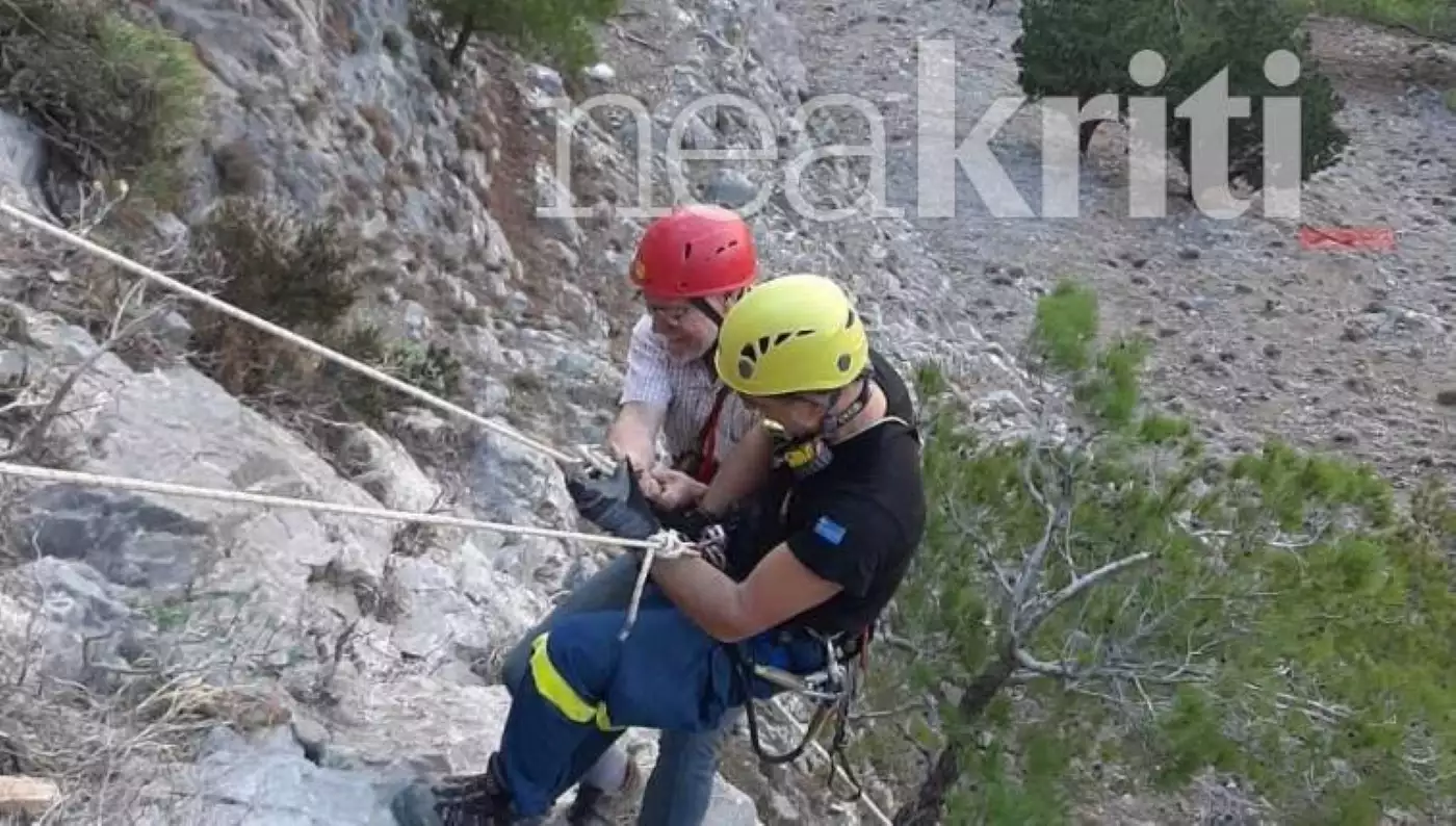 Κρήτη: Συγκλονιστικό βίντεο από τη διάσωση τουρίστα που εγκλωβίστηκε σε χαράδρα