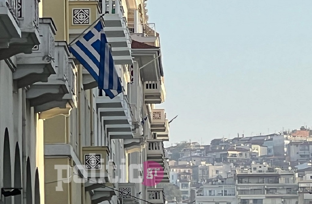 Θεσσαλονίκη: Με ελληνικές σημαίες πλημμύρισαν τα μπαλκόνια στο κέντρο (pics)