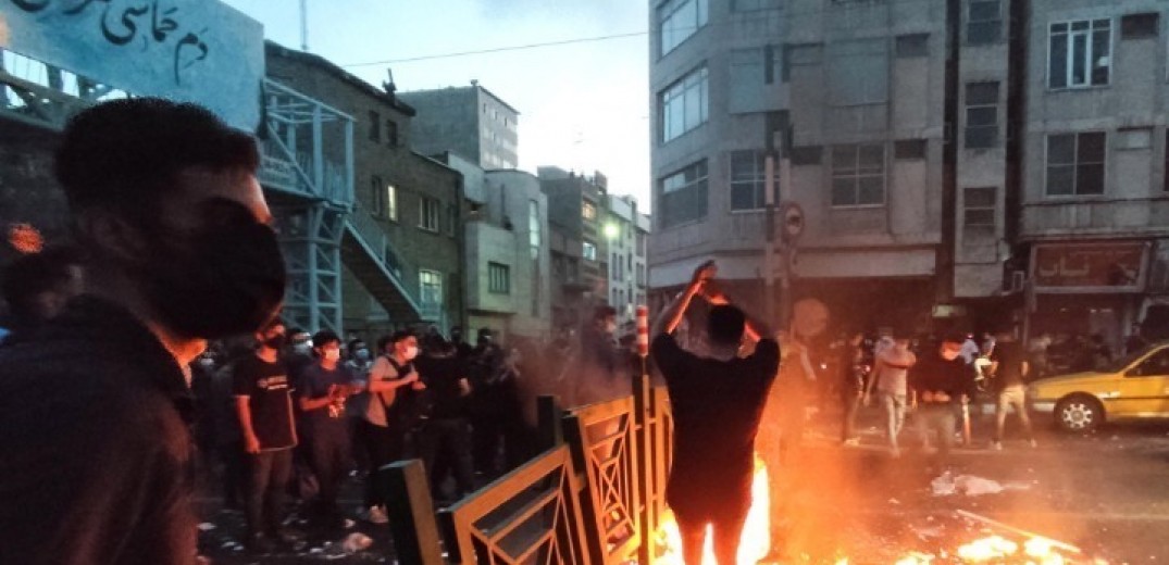 Ιράν: Συγκρούσεις διαδηλωτών με αστυνομικούς έξω από ένα νοσοκομείο και σε μια φοιτητική εστία 