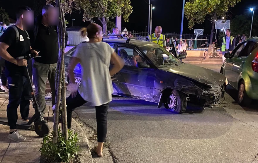 Σοκαριστικό τροχαίο στη Λάρισα – Από τύχη γλίτωσαν μία γυναίκα και το παιδί της