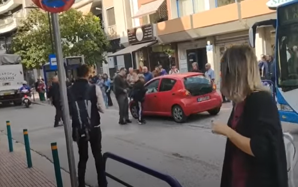 Λάρισα: Παράτησε το αμάξι σε κεντρικό δρόμο για να πάει στο κομμωτήριο – Έφυγε με χειροκροτήματα και μία κλήση 40 ευρώ (vid)