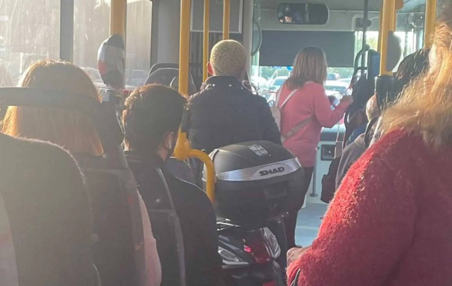 Απίστευτο κι όμως ελληνικό: Μπήκε με το μηχανάκι σε λεωφορείο για να γλιτώσει καύσιμα! (pic)