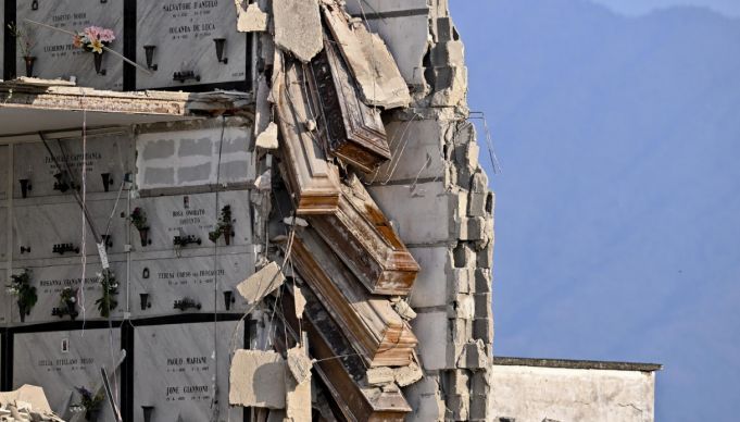 Ιταλία: Φέρετρα κρέμονται στον αέρα μετά την κατάρρευση νεκροταφείου
