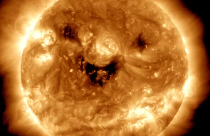 NASA: Απίστευτες φωτογραφίες με τον ήλιο να… χαμογελά! (pic)