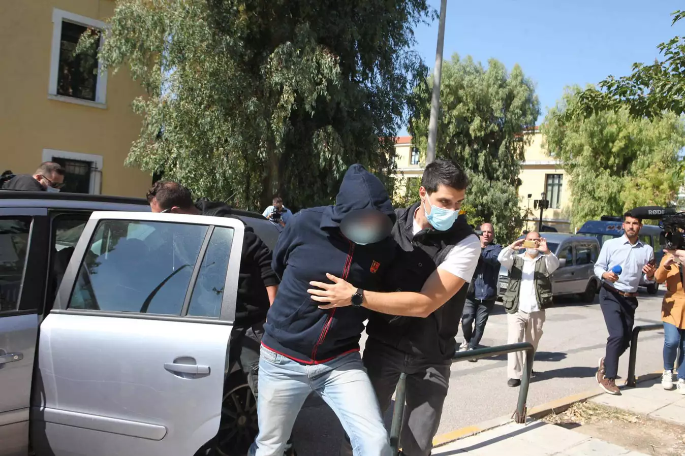 Κολωνός: Εντολή να ανοίξουν οι τραπεζικοί λογαριασμοί του 53χρονου και της οικογένειας της 12χρονης