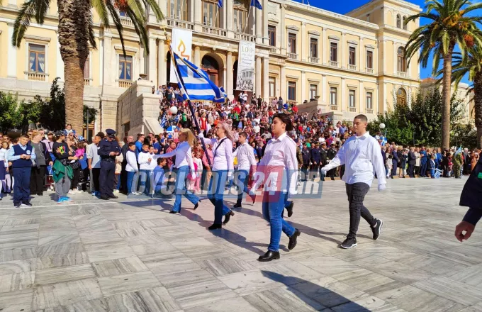 Σύρος: Σημαιοφόρος μητέρα και παραστάτης γιος τράβηξαν τα βλέμματα στην παρέλαση