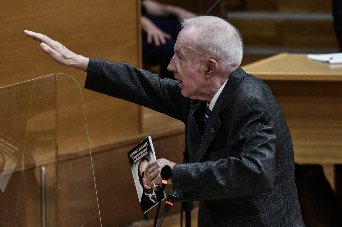 Δίκη Χρυσής Αυγής: Προκαλεί ο Κ. Πλεύρης – Χαιρέτησε πάλι ναζιστικά – «Πιστεύω στον Μεταξά»