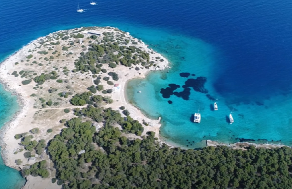 Το νησάκι του Σαρωνικού με το τιρκουάζ «μανιτάρι» (vid)