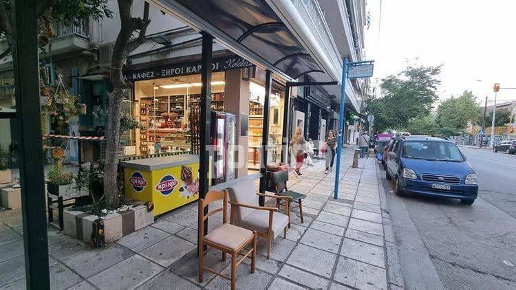 Νέα «πατέντα» στη Θεσσαλονίκη: Έβαλαν καρέκλες στη στάση λεωφορείου (pics)