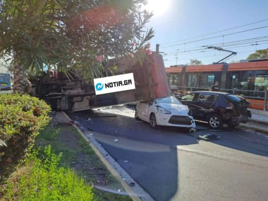 Νέο Φάληρο: Φορτηγό καταπλάκωσε ΙΧ