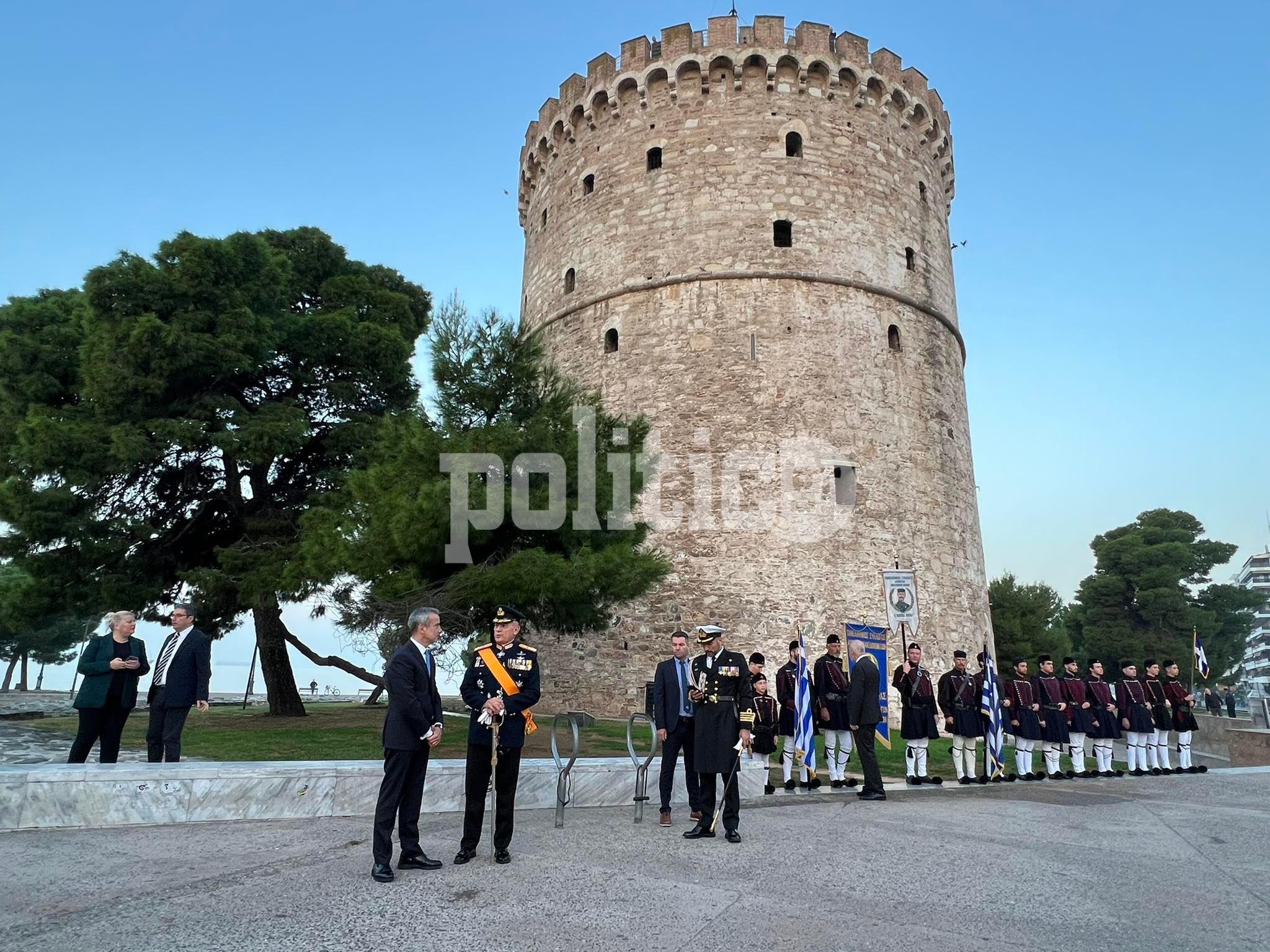 Απουσία της ΠτΔ η τελετή έπαρσης της σημαίας στον Λευκό Πύργο (pics & vids)