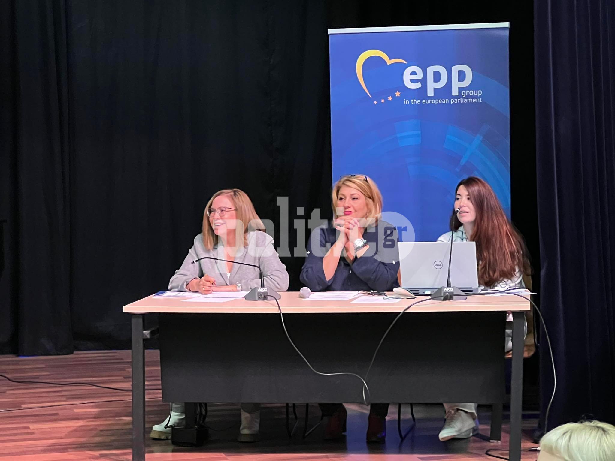 Θεσσαλονίκη: Η Μαρία Σπυράκη συνομιλεί με 200 μαθητές για τα fake news (vid & pics)
