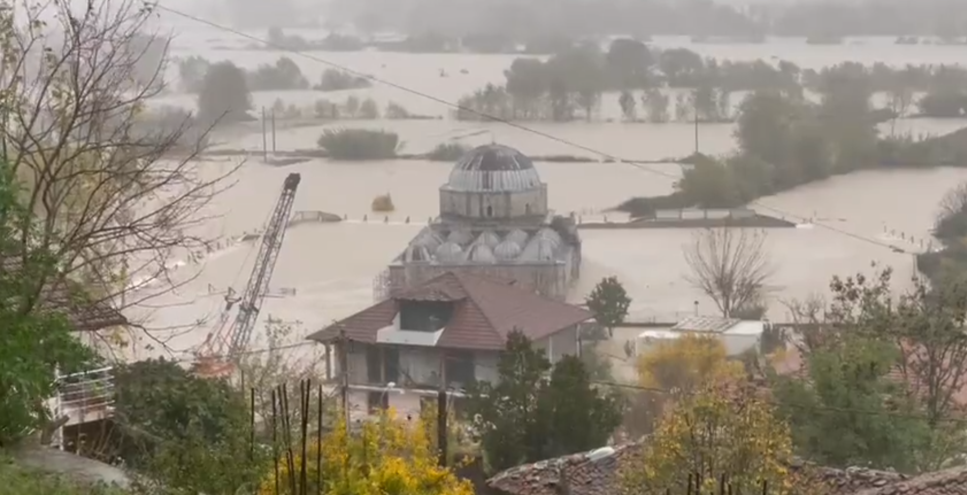 Αλβανία: Δύο νεκροί από πλημμύρες (vid)