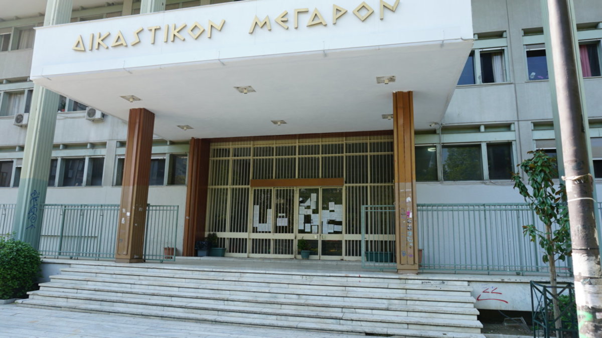 Λάρισα: Συγγενείς θύματος ανθρωποκτονίας επιτέθηκαν στους κατηγορούμενος εντός του δικαστηρίου