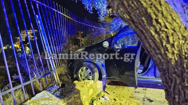 Λαμία: Αυτοκίνητο “σφηνώθηκε” στα κάγκελα (pics & vid)