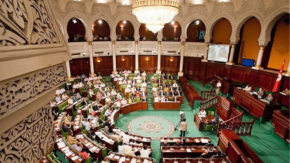 Γαλλία: Διακόπηκε η συνεδρίαση του κοινοβουλίου, ακροδεξιός βουλευτής φώναξε σε μαύρο συνάδελφό του “να επιστρέψει στην Αφρική”
