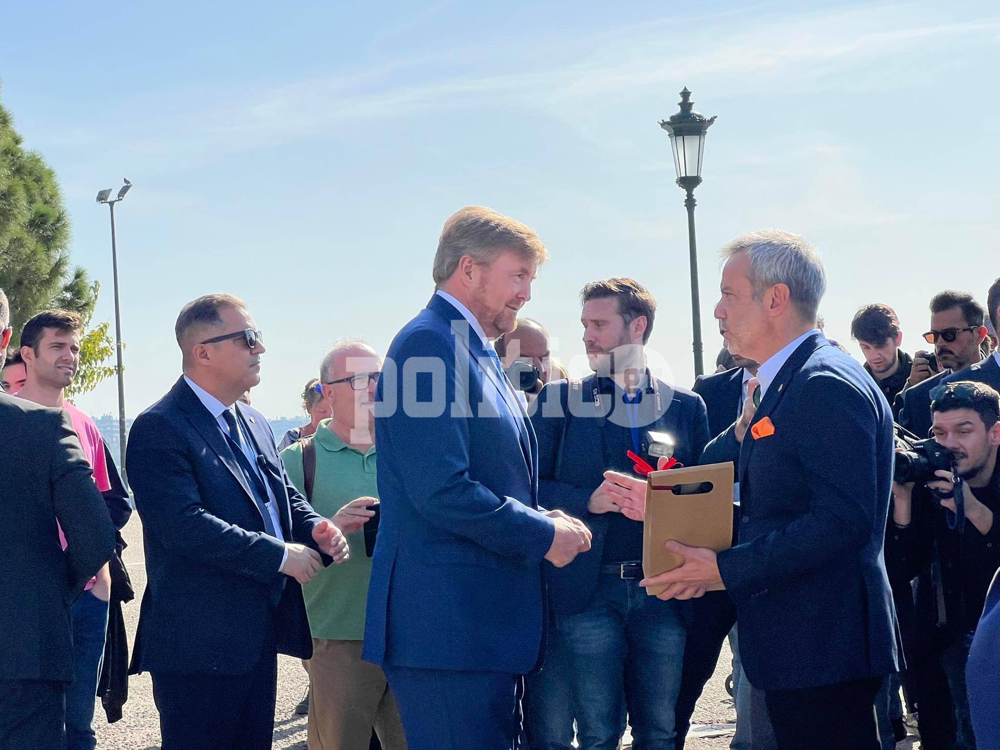 Επίσκεψη βασιλικού ζεύγους Ολλανδίας: Ποδηλατάδα, ξενάγηση στο ιστορικό κέντρο κι ένα δώρο με άρωμα Θεσσαλονίκης (pics & vids)