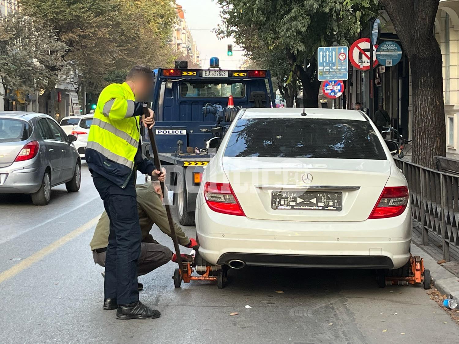 Θεσσαλονίκη: Γερανός της τροχαίας σηκώνει C class από τη λεωφορειολωρίδα (pics&vid)