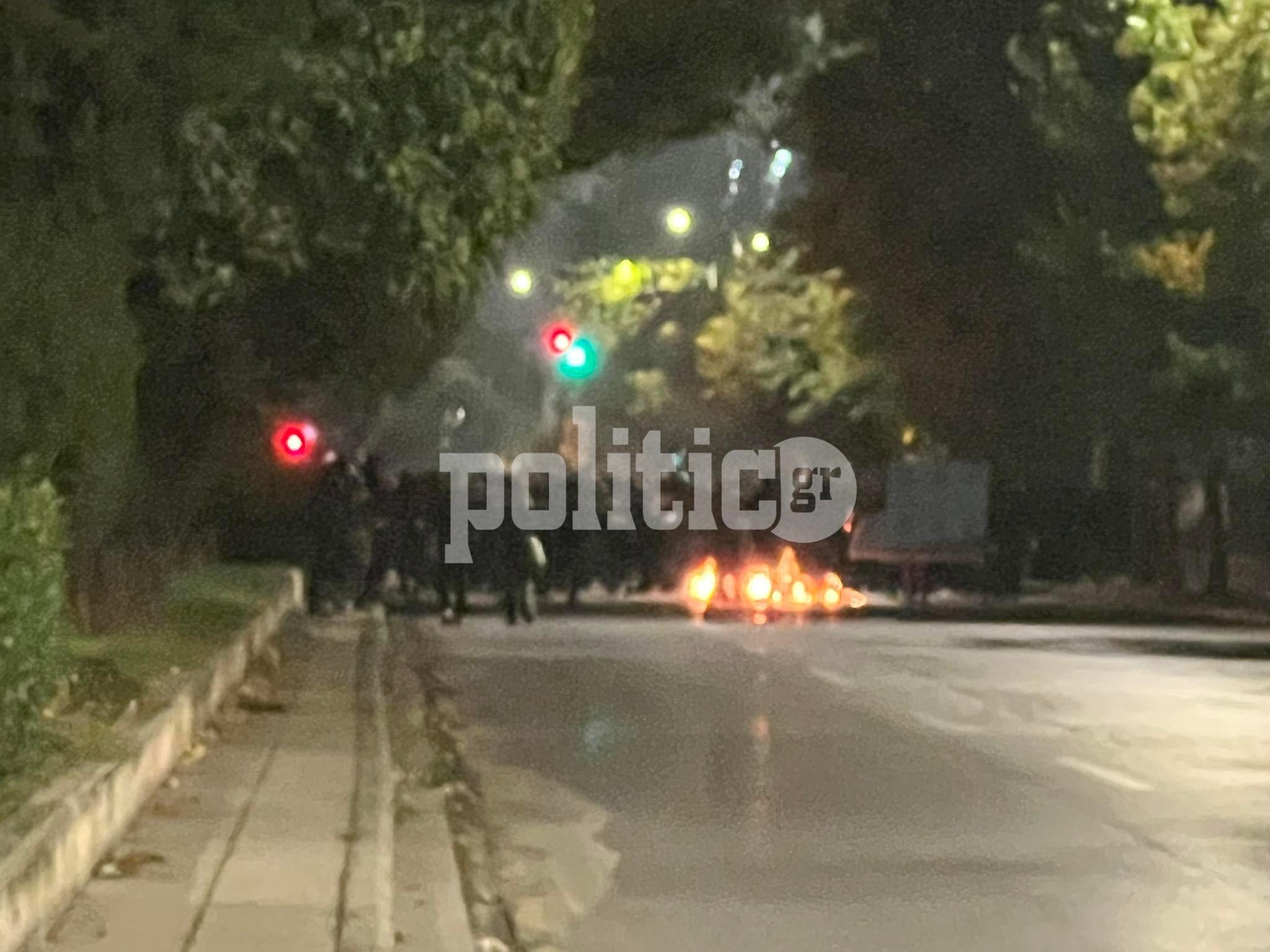 Θεσσαλονίκη: Επεισόδια με μολότοφ, χημικά και Αύρα μετά την πορεία για το Πολυτεχνείο (vids)