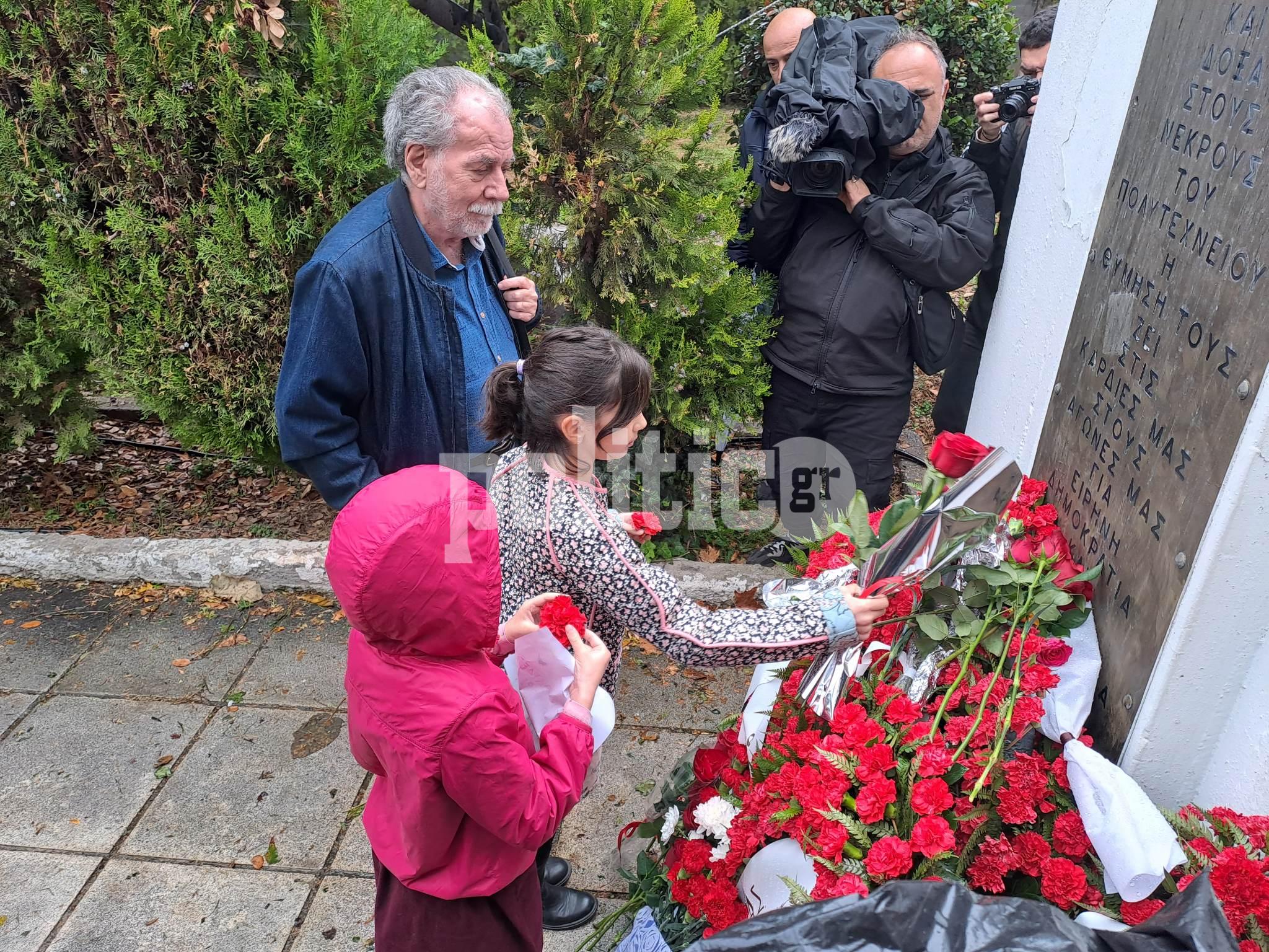 Το Πολυτεχνείο ζει – Εικόνες από την κατάθεση στεφάνων στο ΑΠΘ (pics)