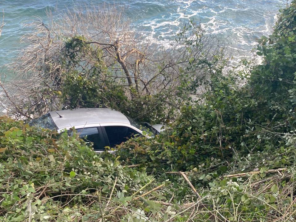 Κέρκυρα: 60χρονη οδηγός ξέφυγε της πορείας και έπεσε σε γκρεμό (photo)